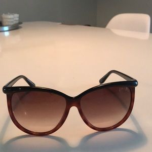 Tom Ford sunnies.